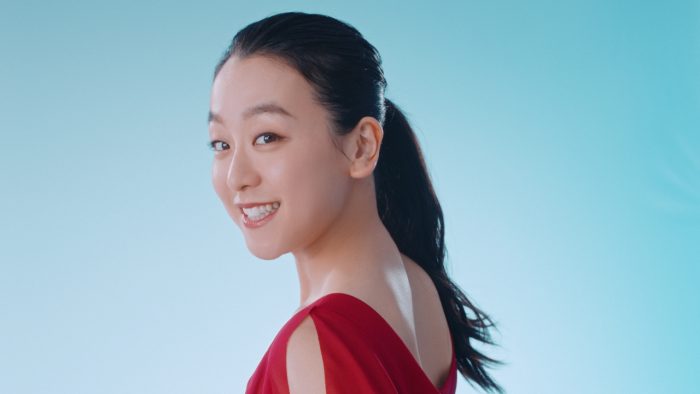 輝き続けるフィギュアスケーター浅田真央さんが人生の階段を駆け上がる!キューサイ「ひざサポートコラーゲン」新CM放映開始