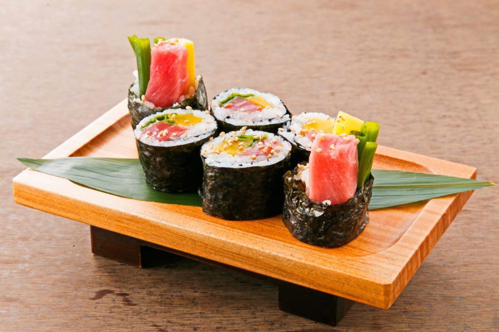 寿司・天ぷら・刺身と幅広い品揃え豊富な大衆寿司酒場「町鮨とろたく」が川越に登場