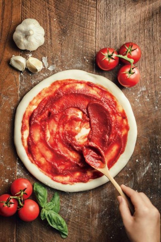 ピザハット初 日本人向けにトマトソースを改良！？「7 種チーズと厚切イベリコ」を新発売