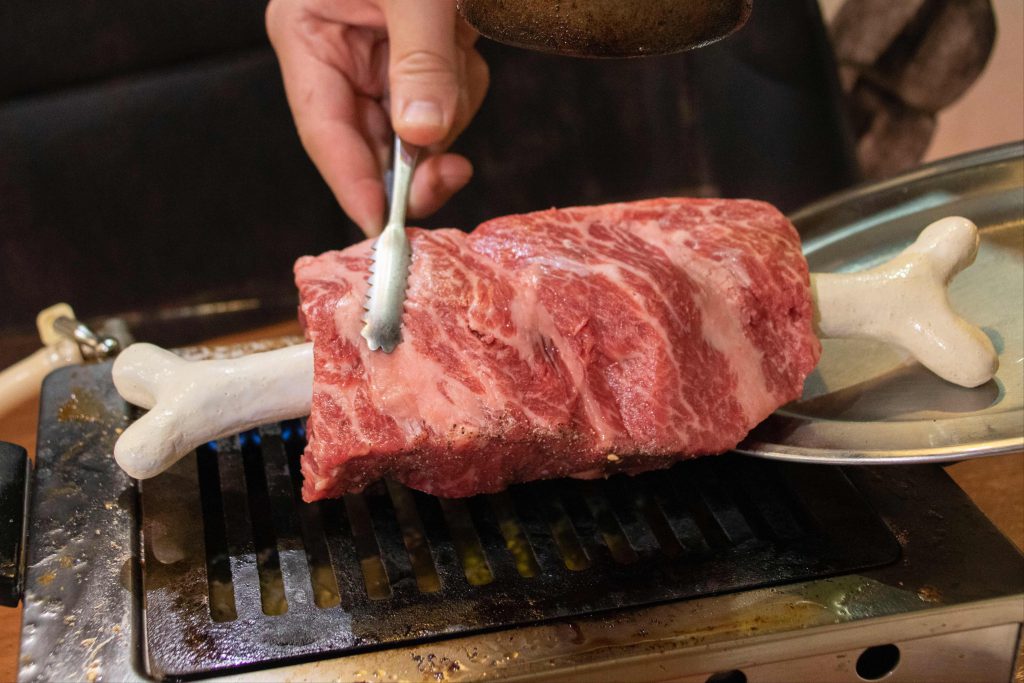 「大阪焼肉・ホルモン ふたご」から“はみ出る”500gのマンガ肉が登場！！