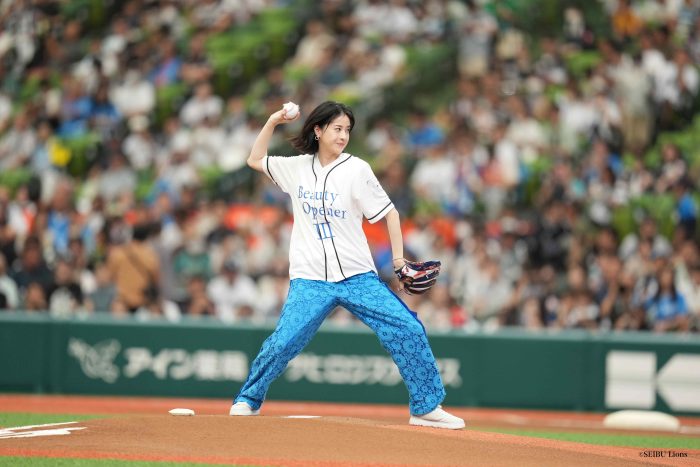 ブレイク女優・松本若菜さんが自筆のイラスト付きユニフォームでセレモニアルピッチに登場！華麗な投球を披露